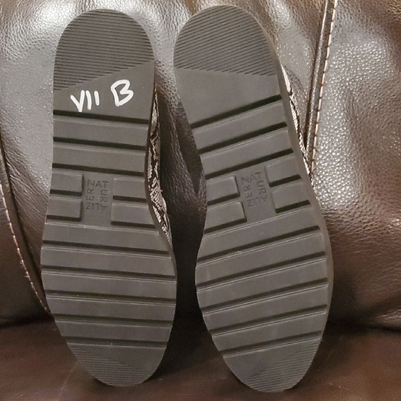 Naturalizer Women's Black and White Loafers. Size 9.5 - Picture 3 of 7